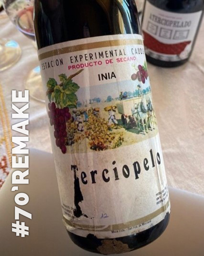 The Red Sofa – Aterciopelado